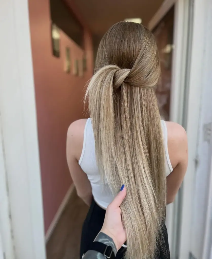 wunderschönes geglättetes Haar nach der Kokosnussbehandlung im Sissi Beauty Friseursalon