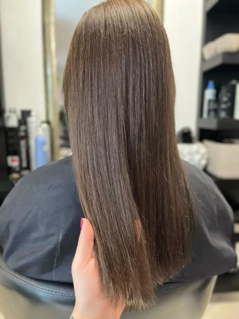 wunderschönes geglättetes Haar nach der Kokosnussbehandlung im Sissi Beauty Friseursalon
