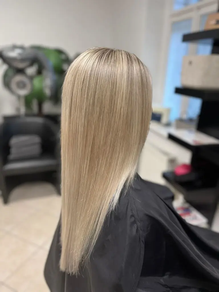 wunderschönes geglättetes Haar nach der Kokosnussbehandlung im Sissi Beauty Friseursalon