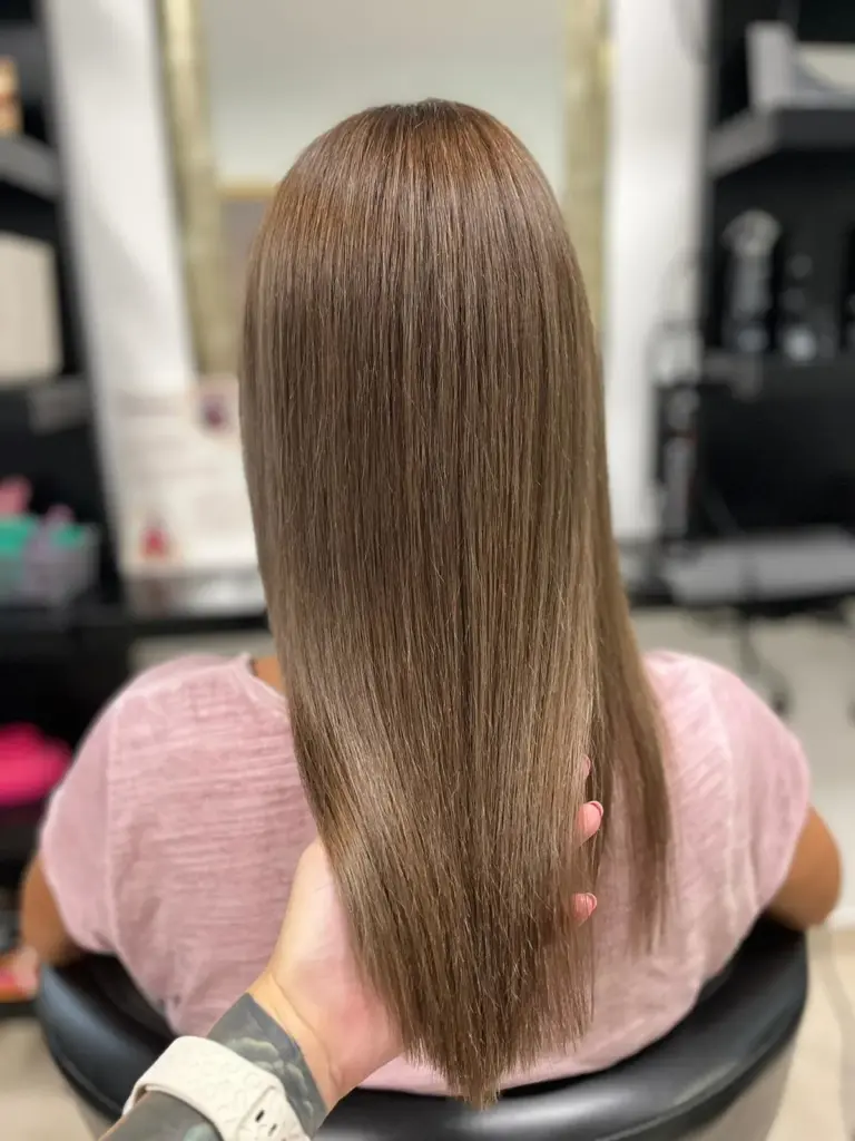 wunderschönes geglättetes Haar nach der Kokosnussbehandlung im Sissi Beauty Friseursalon