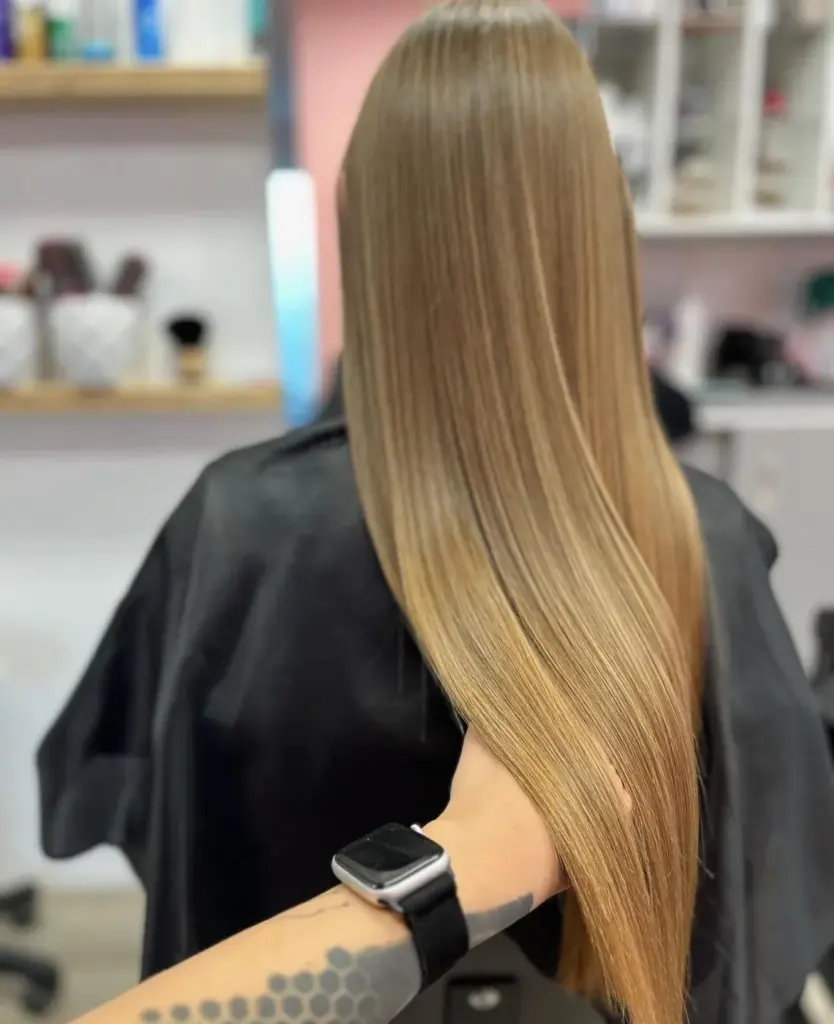 wunderschönes geglättetes Haar nach der Kokosnussbehandlung im Sissi Beauty Friseursalon