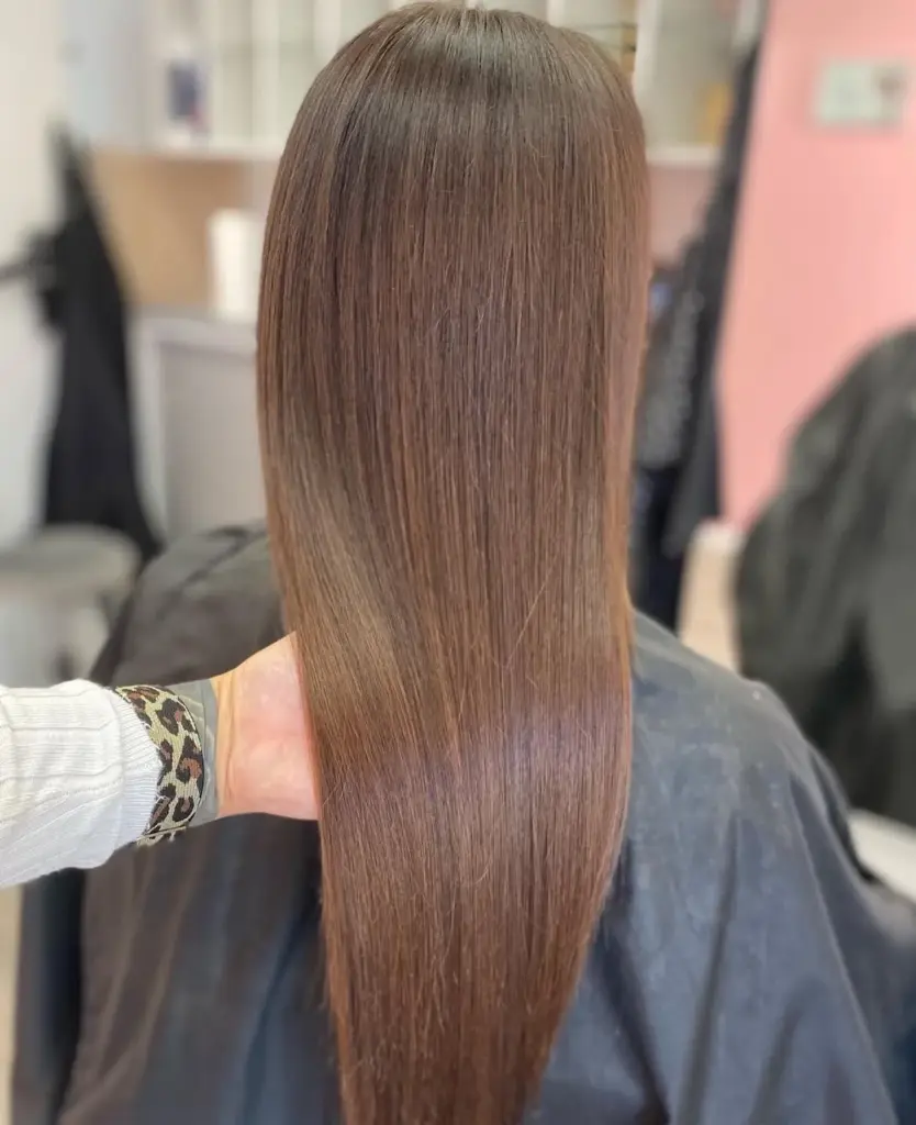 wunderschönes geglättetes Haar nach der Kokosnussbehandlung im Sissi Beauty Friseursalon