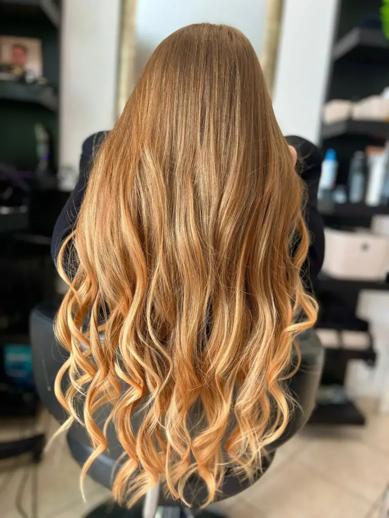 welliges braunes Haar im Friseursalon Sissi Beauty