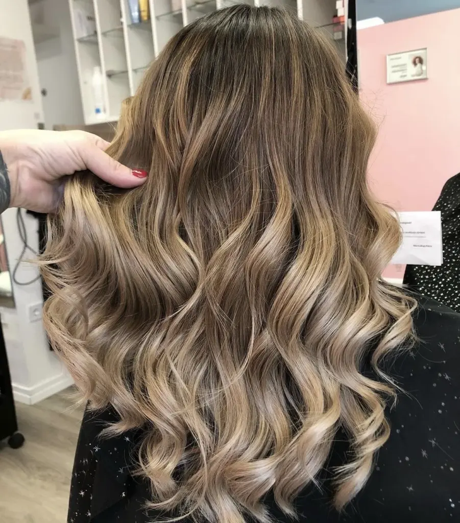 welliges braunes Haar im Friseursalon Sissi Beauty