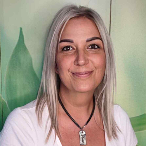 Dina Meisterfriseurin Spezialistin für Coloration, Dauerwellen, Hochsteckfrisuren, Haarschnitte und Haarpflege