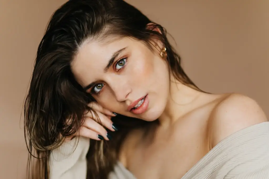 Permanent Make-up Eine Frau wird im Sissi Beauty Salon wunderschön geschminkt