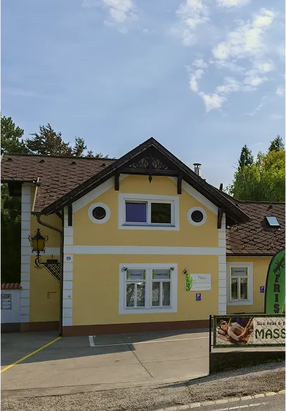Gebäude des Schönheitssalons Sissi Beauty and Relax, in dem Friseur-, Kosmetik-, Permanent Make-up-, Wimpernverlängerungs-, Massage-, Pediküre- und Manikürebehandlungen angeboten werden