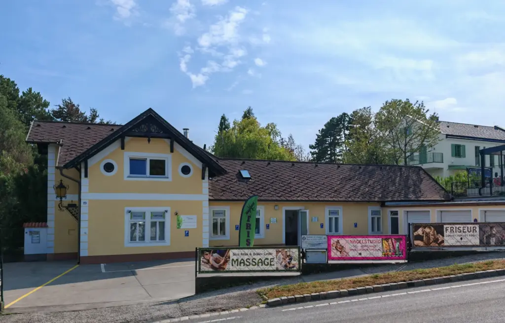 Gebäude des Schönheitssalons Sissi Beauty and Relax, in dem Friseur-, Kosmetik-, Permanent Make-up-, Wimpernverlängerungs-, Massage-, Pediküre- und Manikürebehandlungen angeboten werden