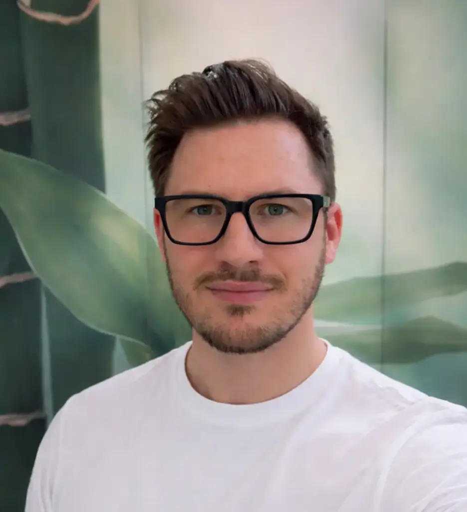 Ádám Keresztes, Meisterfriseur im Sissi Relax & Beauty Center, professioneller Friseur mit jahrelanger Erfahrung und Spezialisierung auf moderne, individuell zugeschnittene Haarschnitte und Stylings.